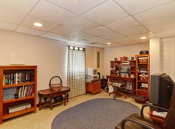3rd image of 1935 Oxford Ct