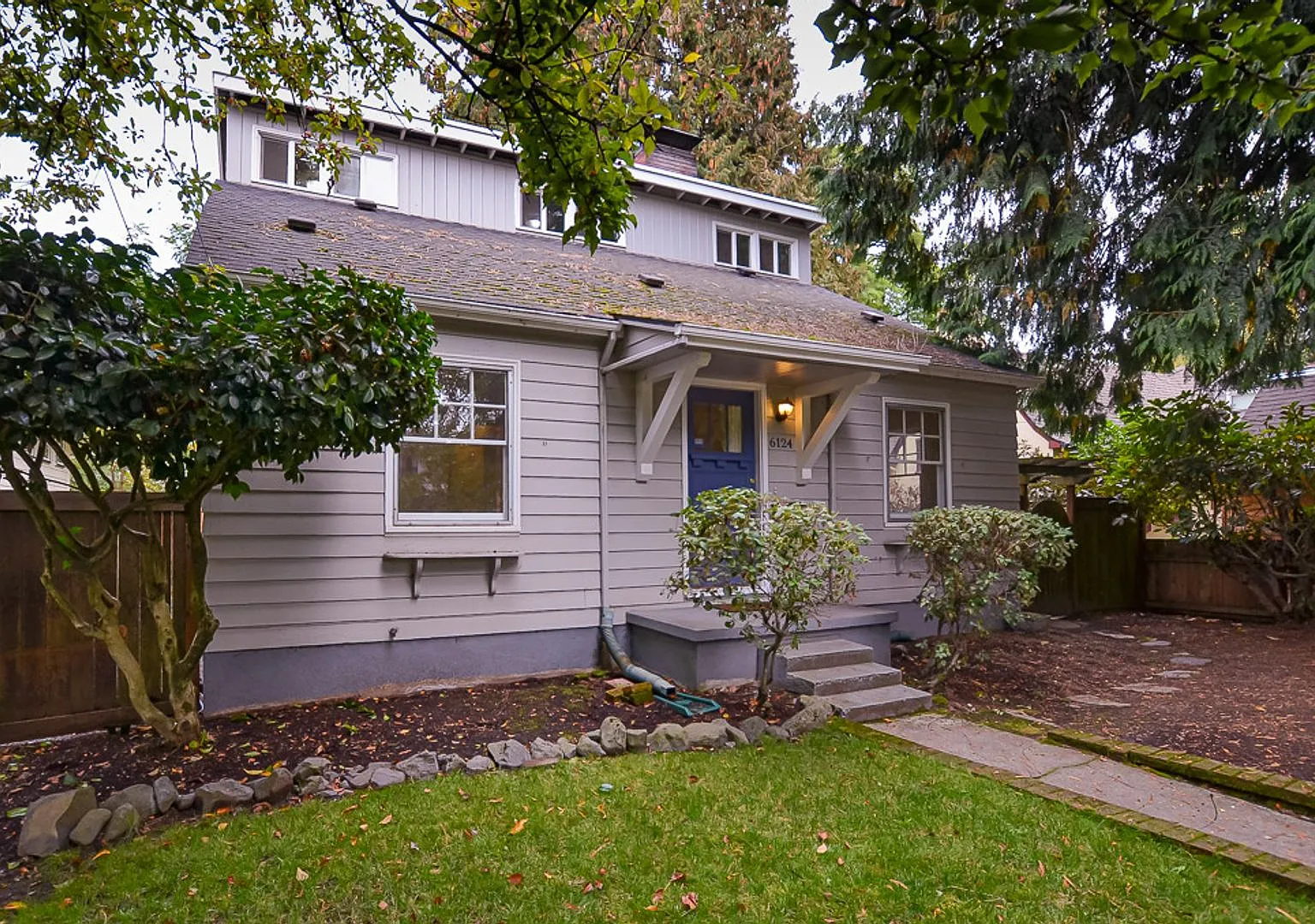 Spacious 4-Bedroom Home with Fireplace & Yard — Photo 1