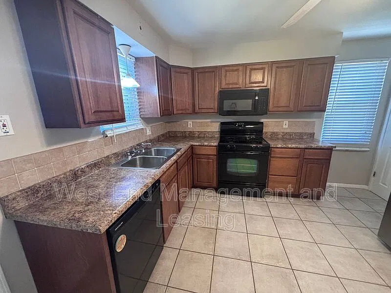 2 bed, 1.0 bath, $1,595 — Photo 2