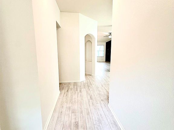 3rd image of 206 Sunshadow Dr