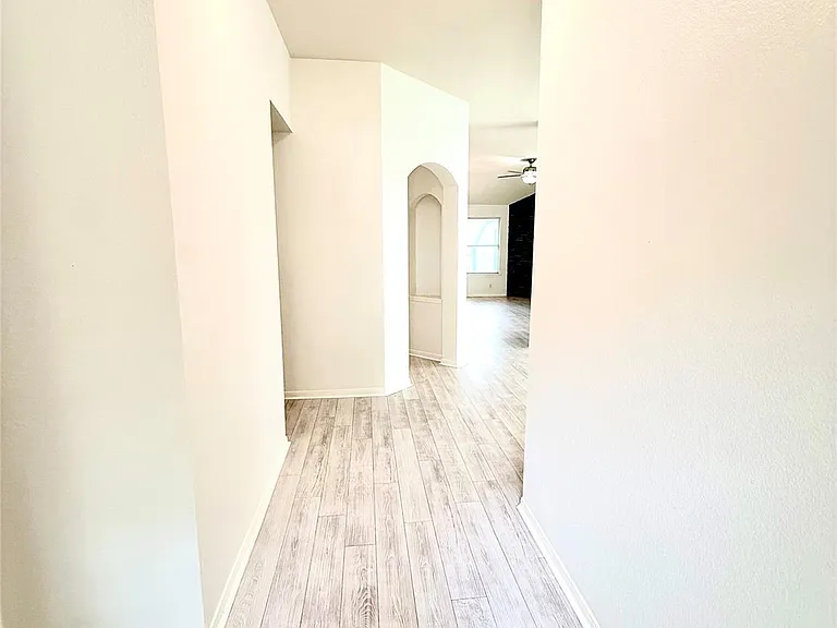 206 Sunshadow Dr — Photo 3