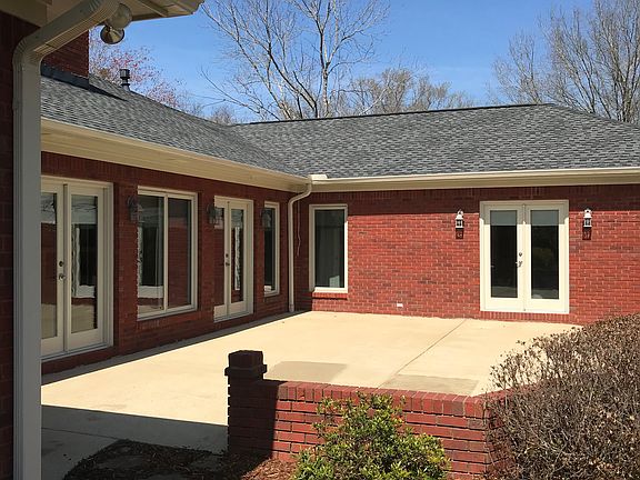 Large patio w/ sitting wall