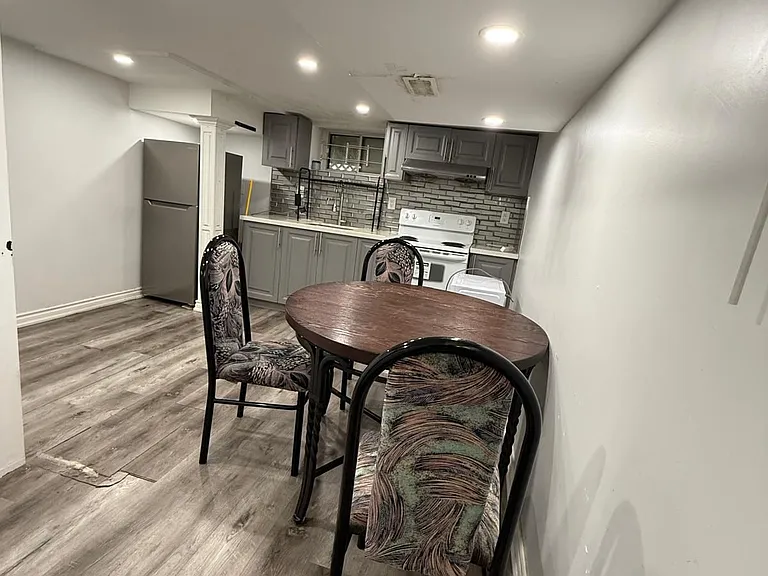 146 Brenda Cres #BASEMENT — Photo 4