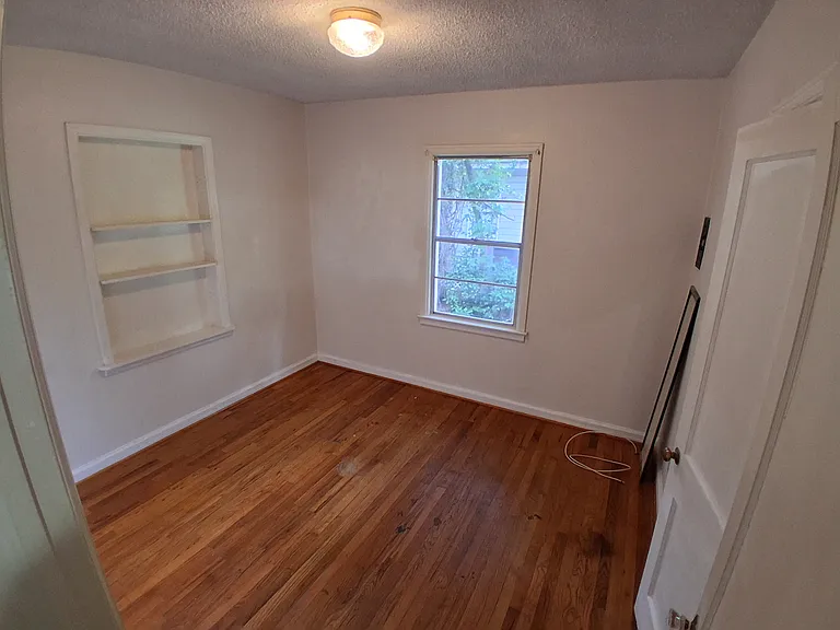 957 Cloverdale Dr — Photo 7