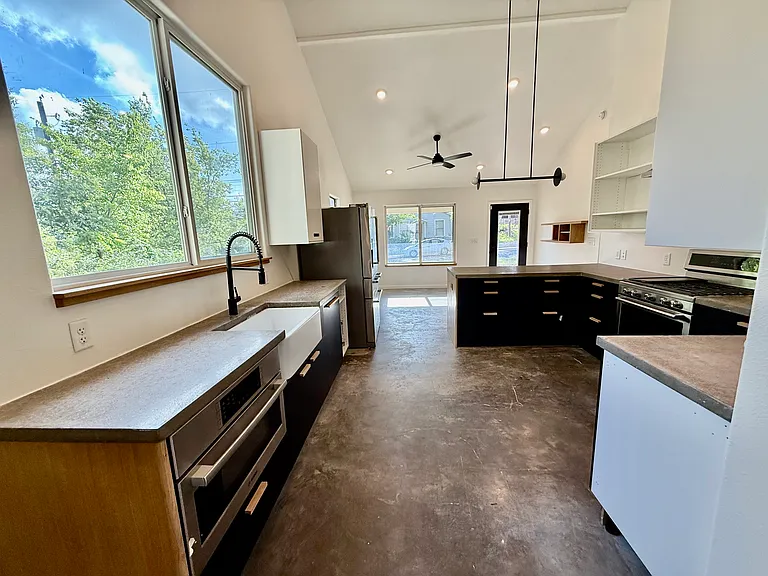 1304 Singleton Ave — Photo 4