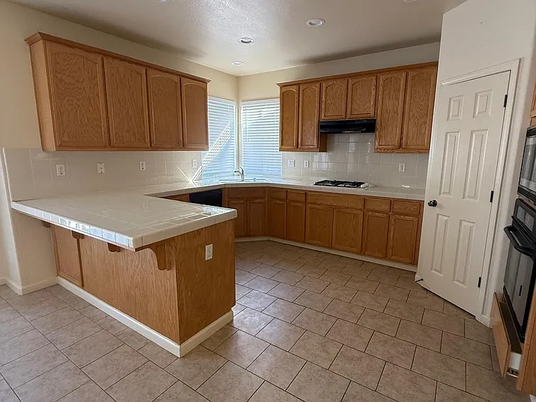 656 Willow Way — Photo 2