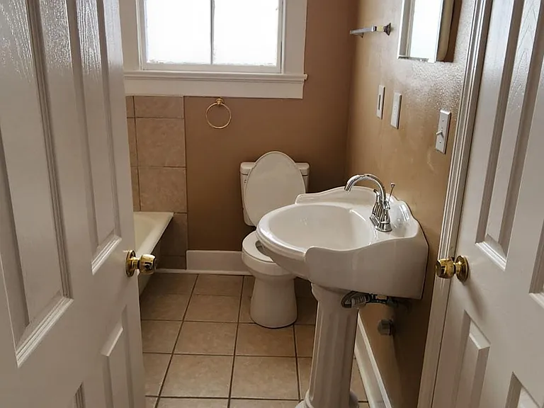2423 Franklin Ave — Photo 9