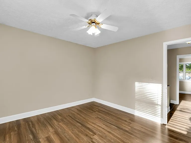 112 W Gillespie St #F — Photo 8