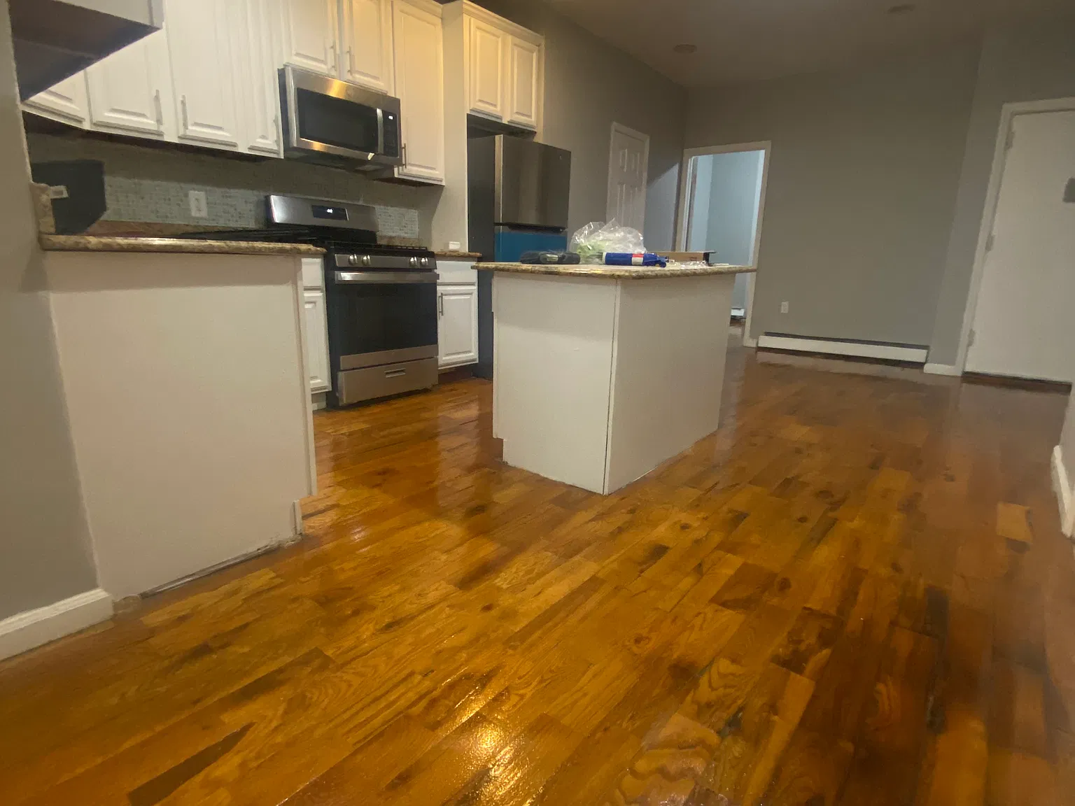 3 bed, 1000 sqft, $3,200 — Photo 3