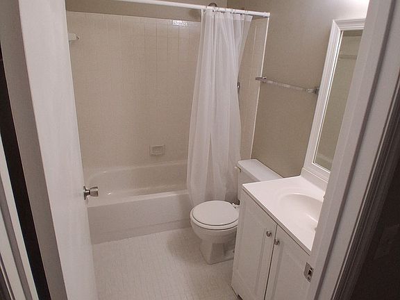 4th image of 1409 Lake Ave