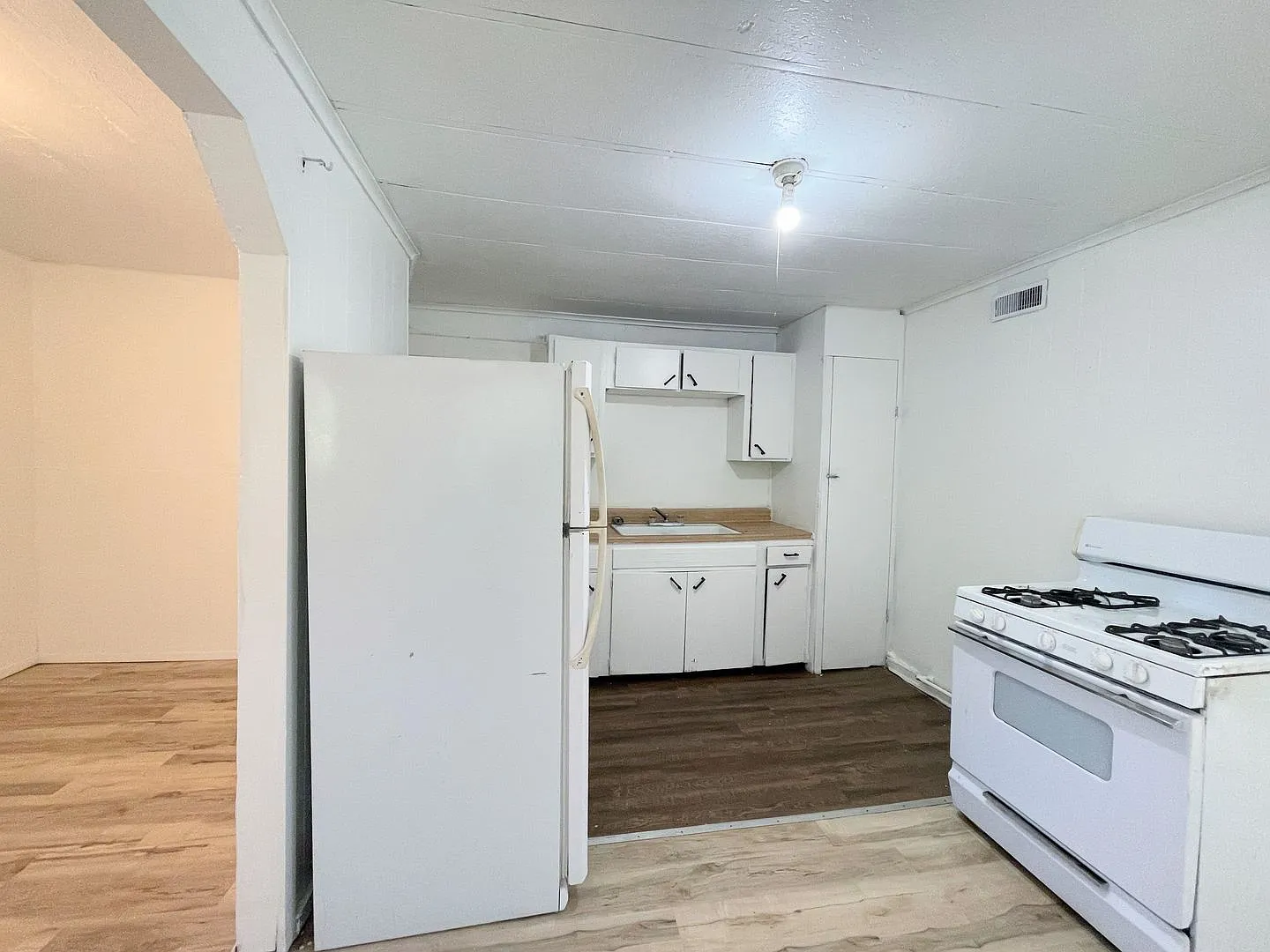 Compact Two Bedroom house — Photo 4