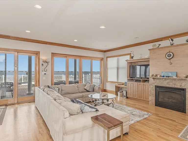 672 Dune Rd — Photo 6