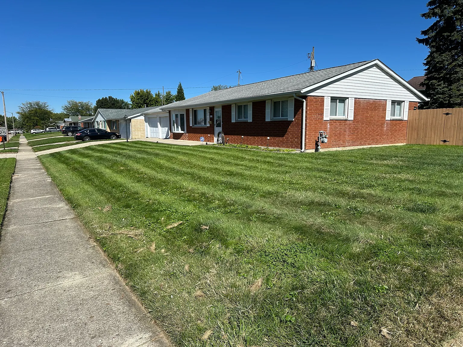 3 bed, 1323 sqft, $1,900 — Photo 2
