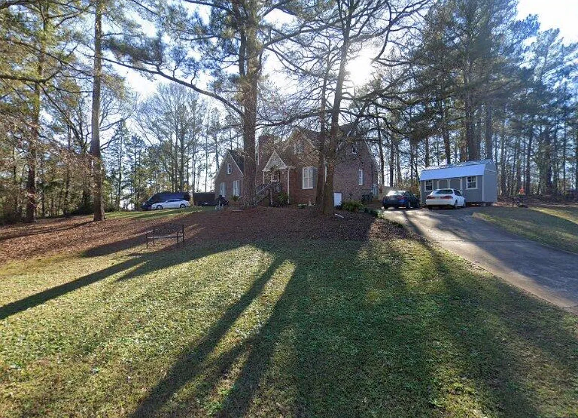 3 bed, 2300 sqft, $2,300 — Photo 1