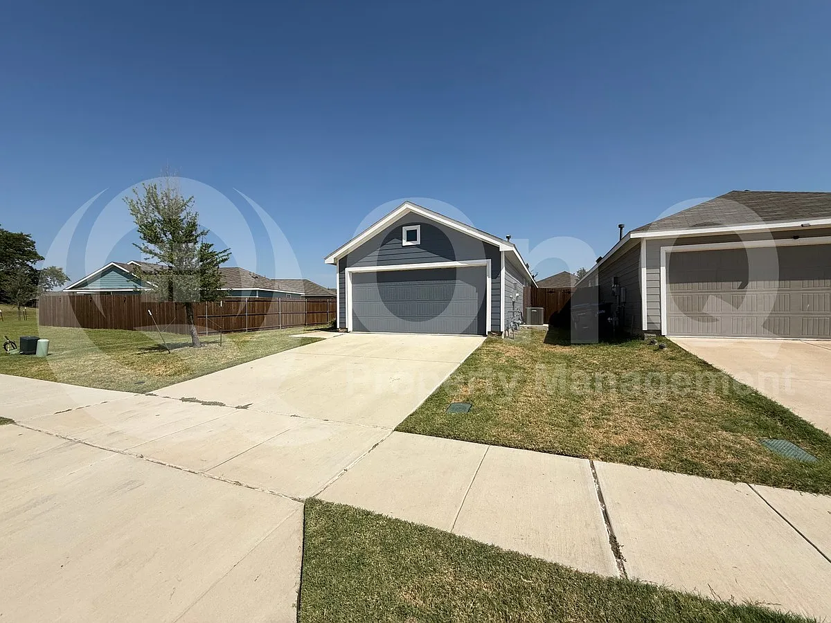 3 bed, 2.0 bath, 1436 sqft, $2,000 — Photo 2