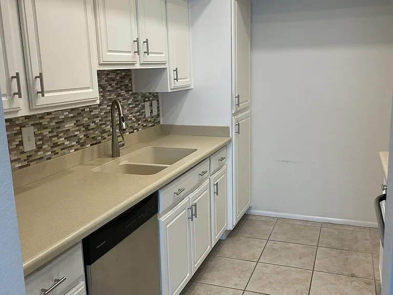 1014 E Michelle Dr — Photo 9