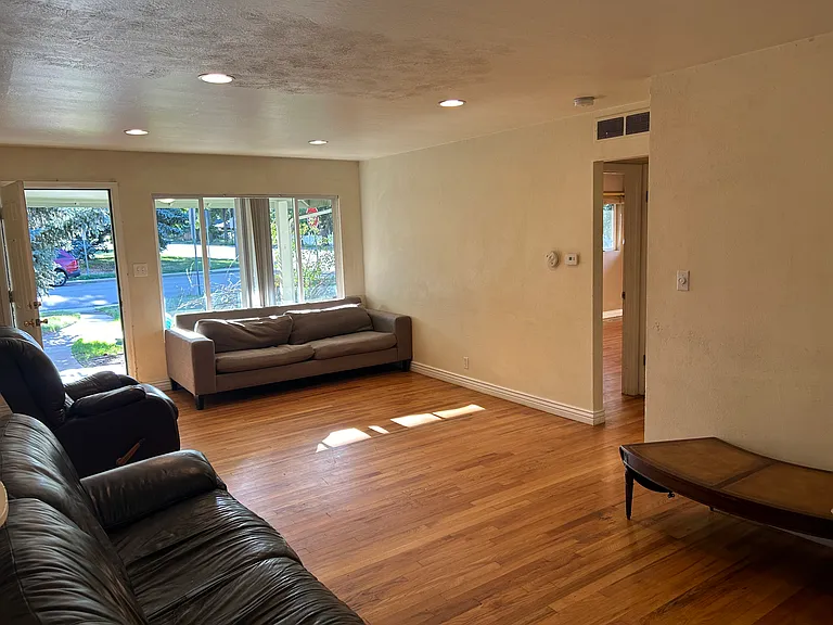 952 Pioneer Ave — Photo 3