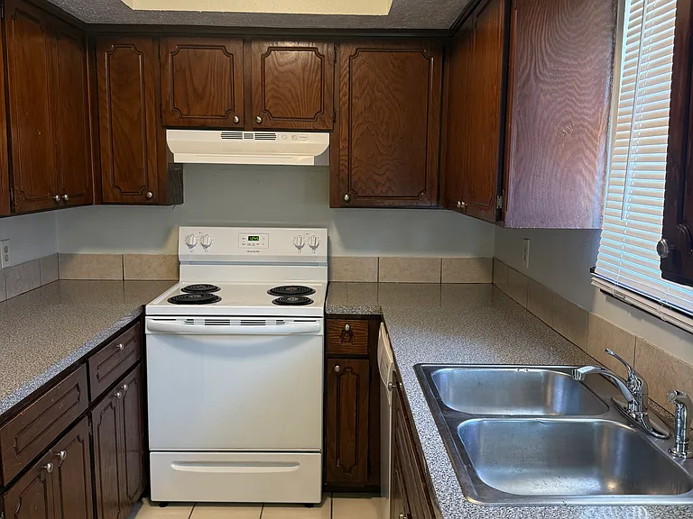 1808 Southcrest Dr #1808 — Photo 6