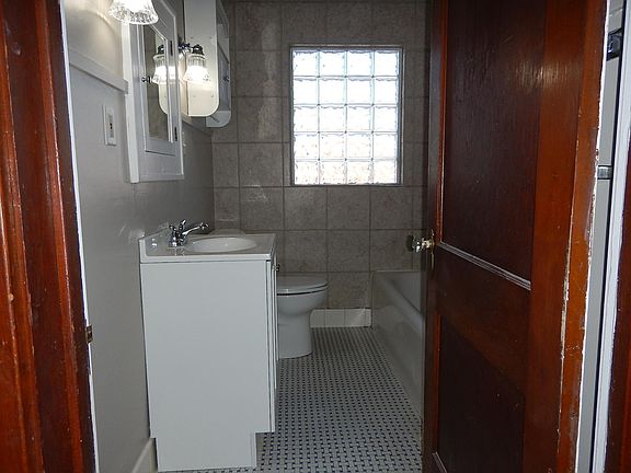 5th image of 121 S Sycamore St