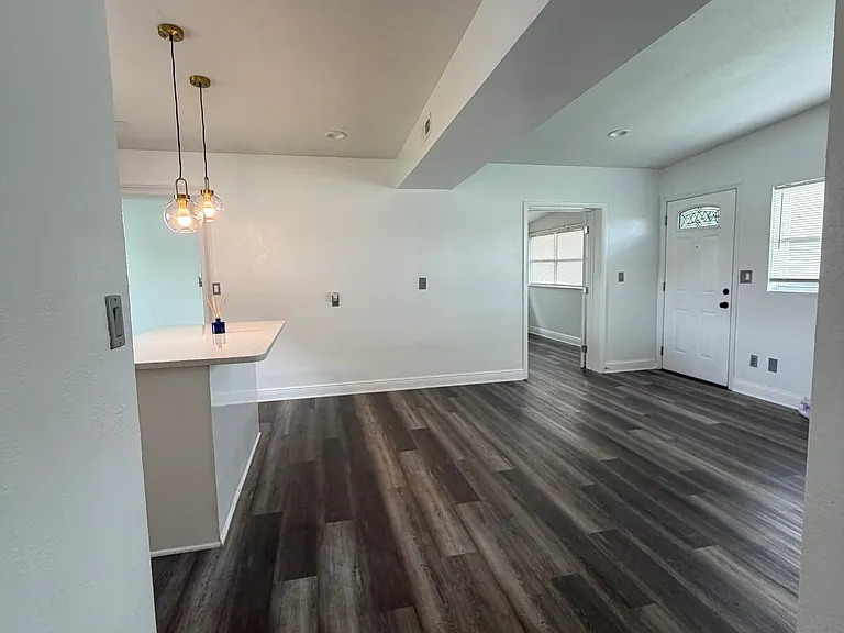 4870 Seminole Ave — Photo 6