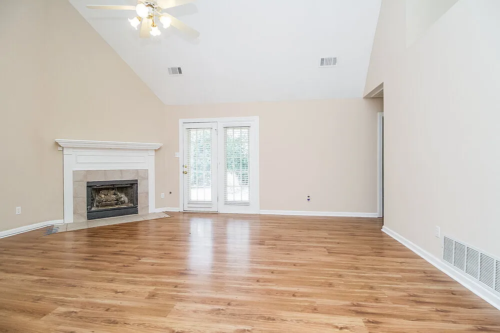 3 bed, 2.0 bath, 1563 sqft, $2,060 — Photo 4