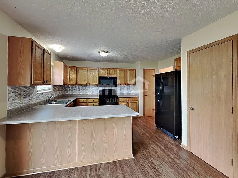 452 Crestmoore Dr — Photo 4