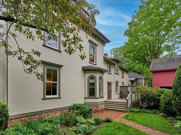 11 N Main St #11W, Williamsburg, MA 01096