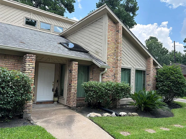 15702 Oxenford Dr — Photo 2