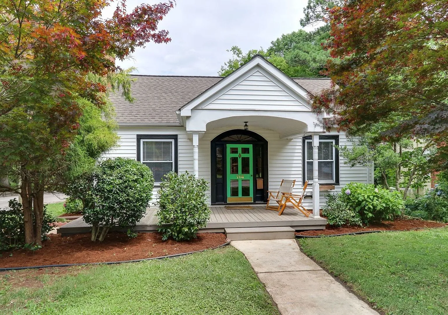 Adorable Inside the Beltline bungalow with lots of charm! — Photo 1