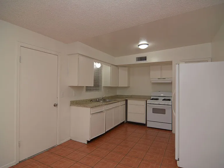 1074 W Pennsylvania Dr — Photo 5