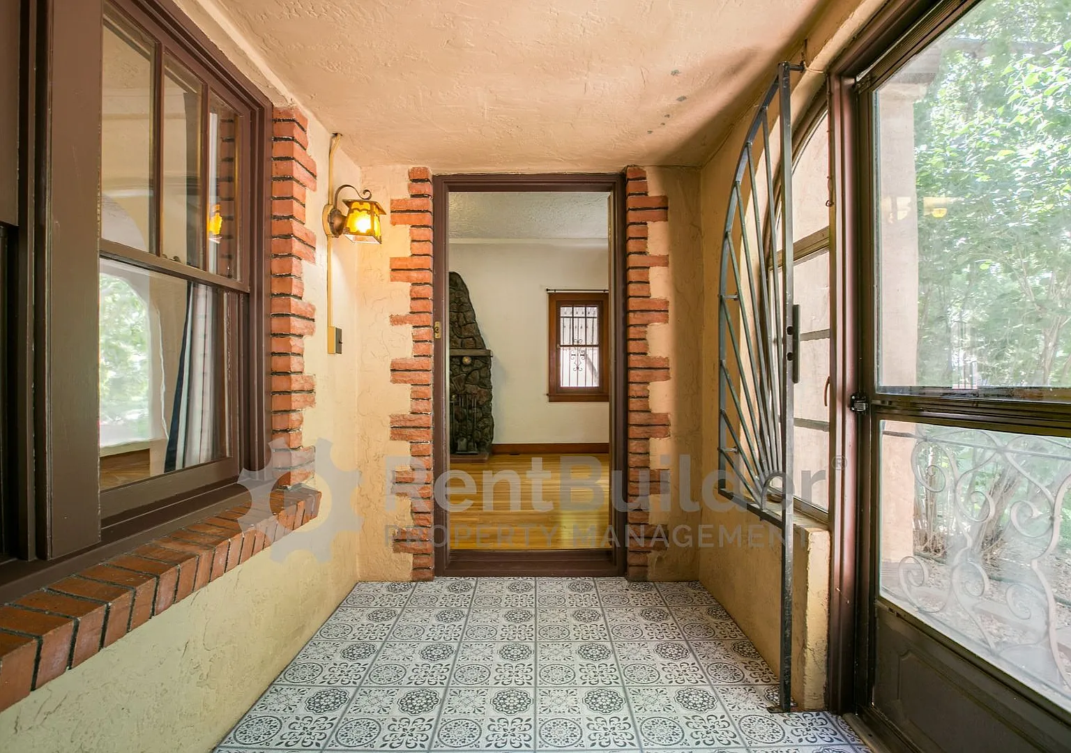 2 bed, 1.0 bath, 1400 sqft, $1,895 — Photo 2