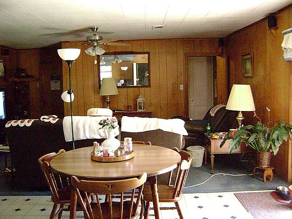 Breakfast Area looking into family room