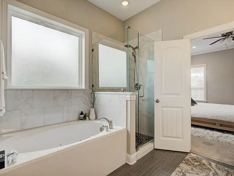 2700 Gladstone Dr — Photo 16