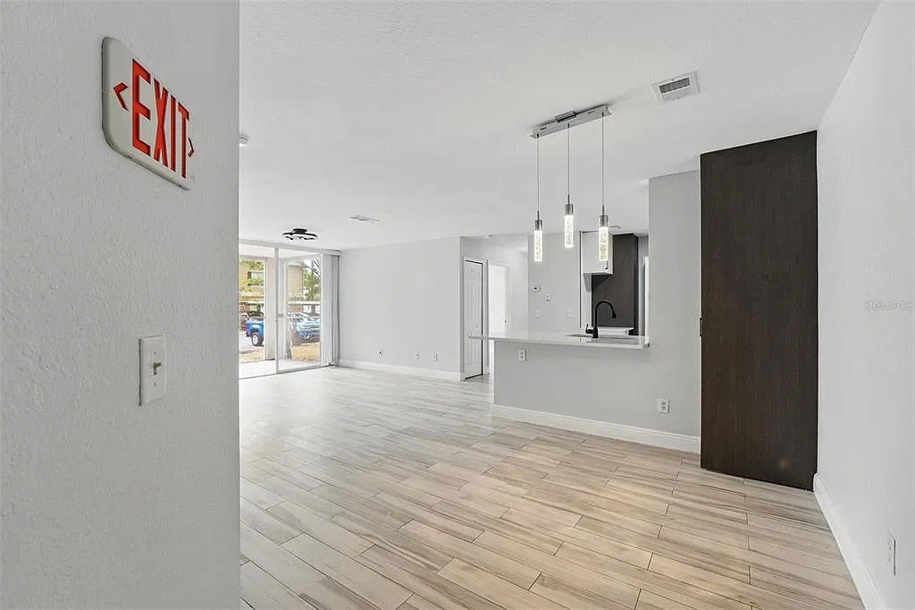 3 bed, 2.0 bath, 1193 sqft, $2,200 — Photo 4
