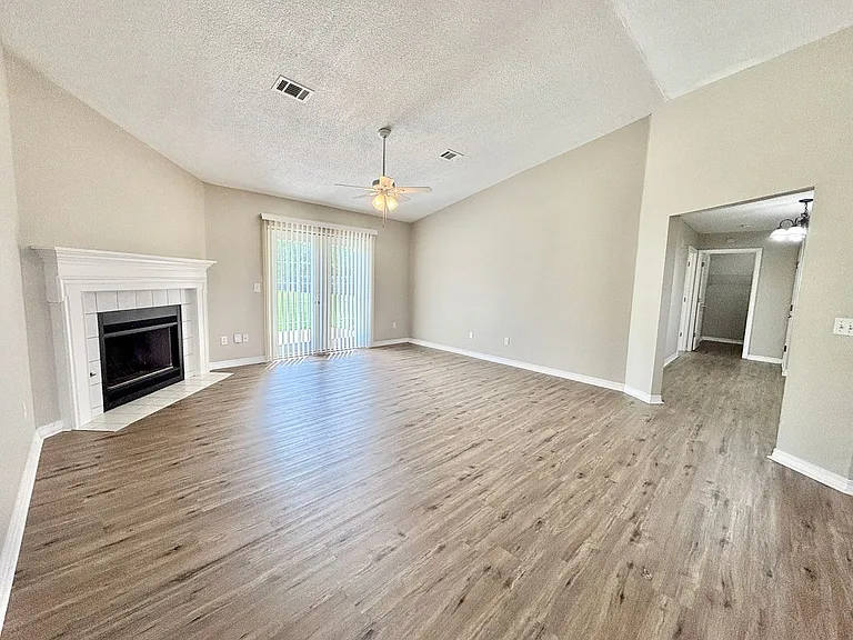 5087 Cassia Dr — Photo 2