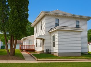 111 7th St NE, Independence, IA 50644