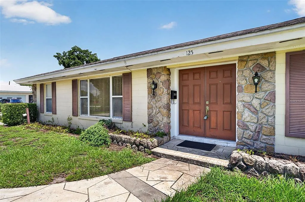 3 bed, 2.0 bath, 1696 sqft, $2,200 — Photo 2