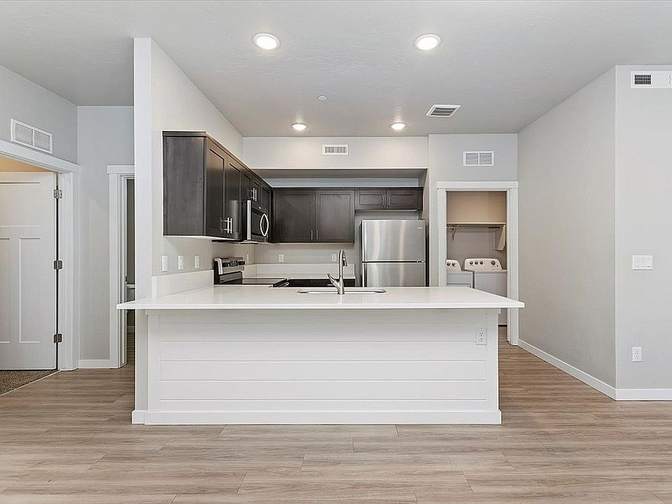 Latitude 40 One Bedroom Kitchen