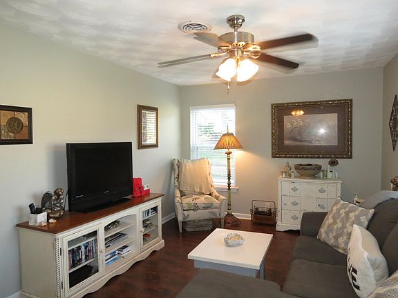2nd image of 10905 Lake Gardens Dr