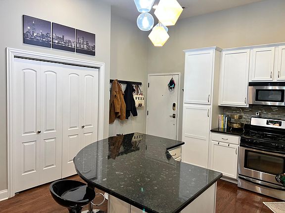 5th image of 1378 N Wolcott Ave APT 1C