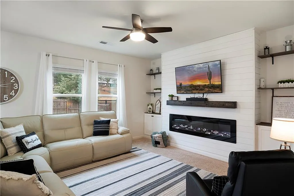 4 bed, 2.5 bath, 1870 sqft, $2,300 — Photo 4