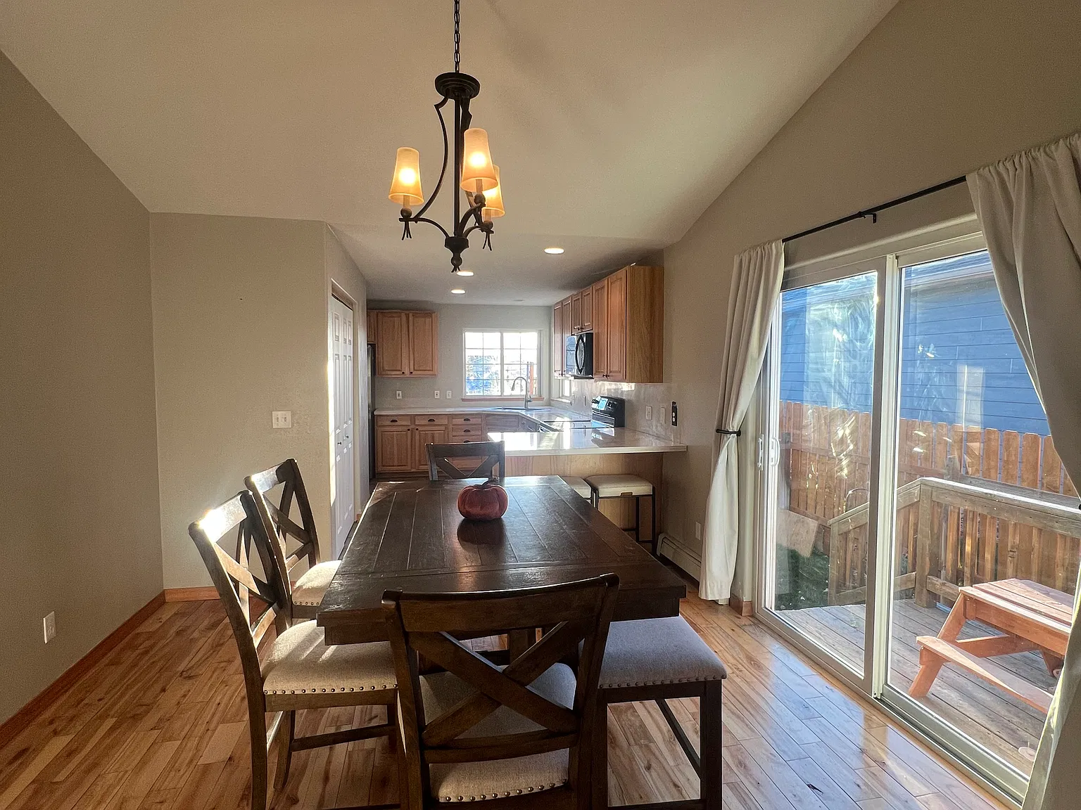 4 bed, 2282 sqft, $3,100 — Photo 4