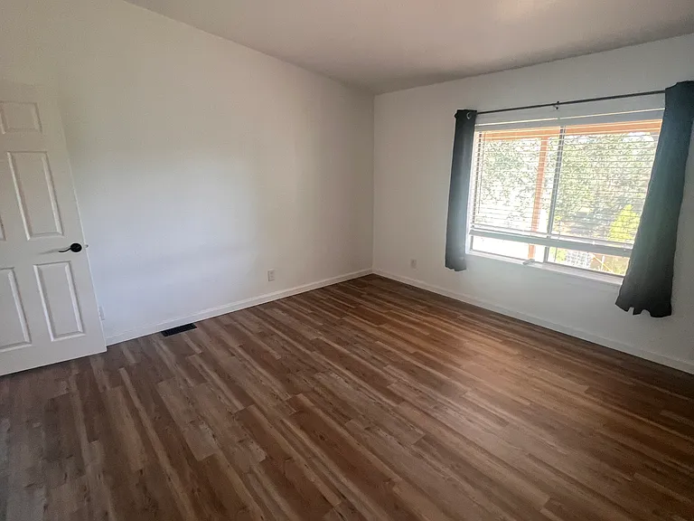 16075 Jellys Ferry Rd — Photo 12