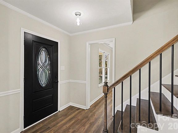 3rd image of 577 Tryon Pl