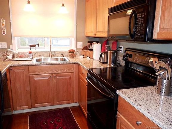 Renovated gourmet kitchen w...