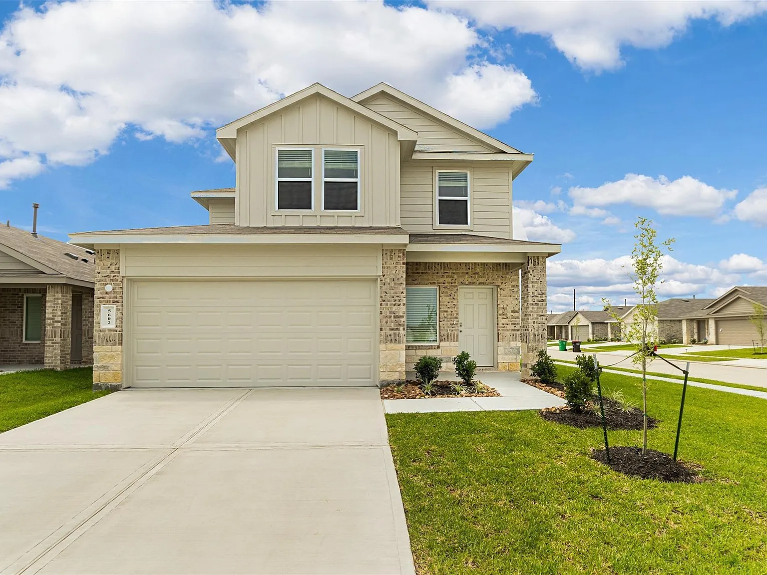 4 bed, 2.5 bath, 2042 sqft, $2,400 — Photo 2