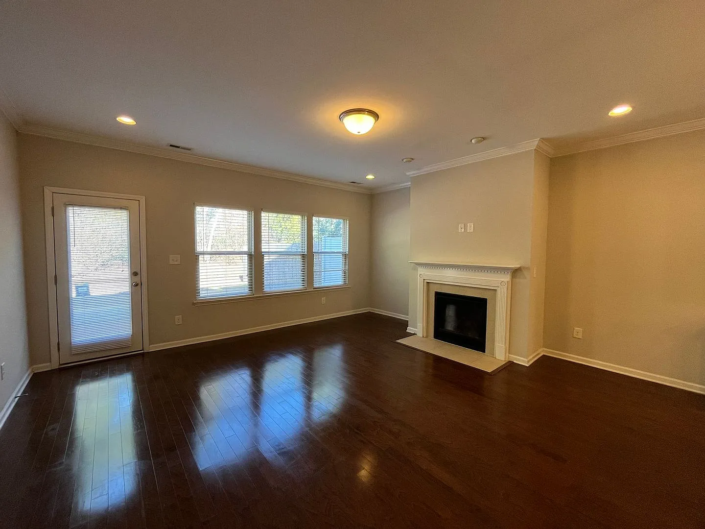 Spacious 3BD, 3.5Bath, 2700+ SF Townhome Minutes from RTP — Photo 3