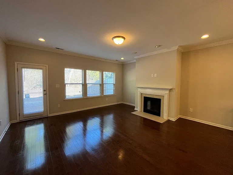 310 Princess Pl — Photo 3