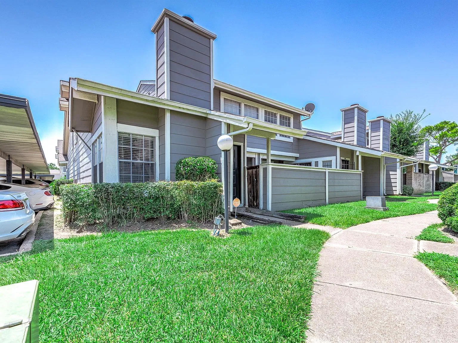 3 bed, 2.0 bath, 1096 sqft, $1,600 — Photo 2