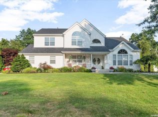 10 Weeping Cherry Ln, Commack, NY 11725